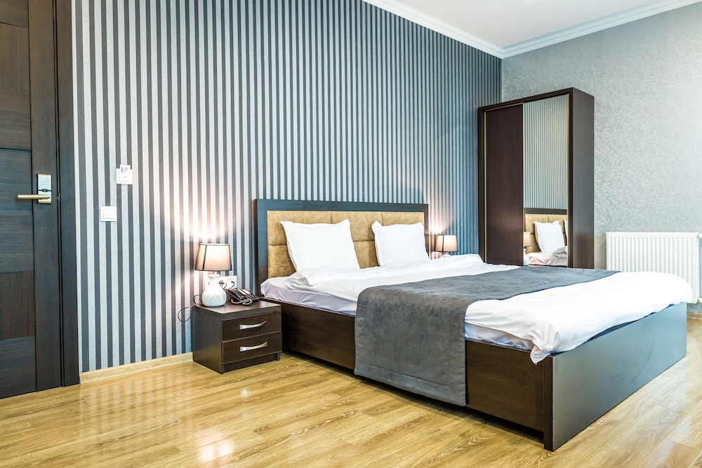 Suite, 1 Double Bed, Mountain View photo 2