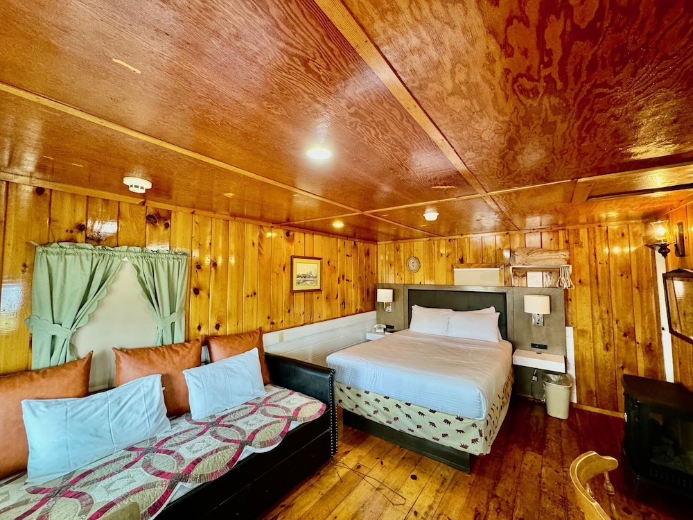 River view Family Cabin, 1 Queen and Sofa Bed photo 3
