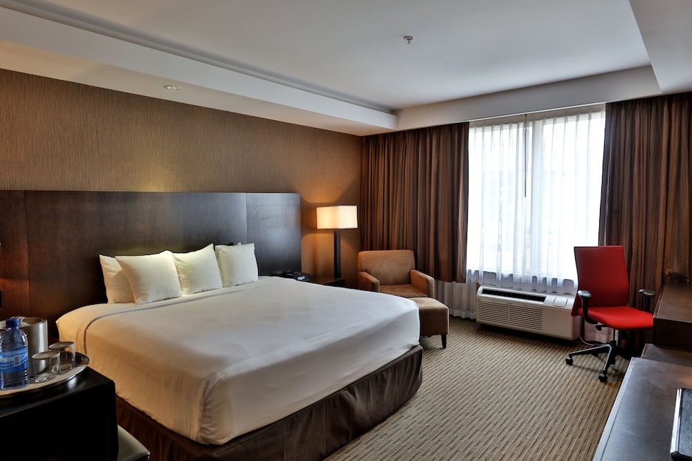 Premium Room, 1 King Bed - Photo 3