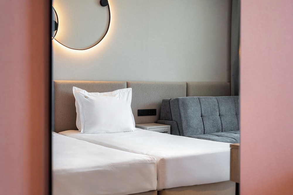Deluxe Twin Room, City View thumbnail 5