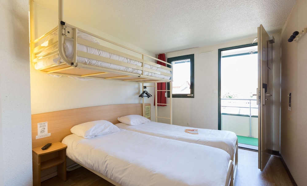 Standard Room, 3 Twin Beds - Photo 5