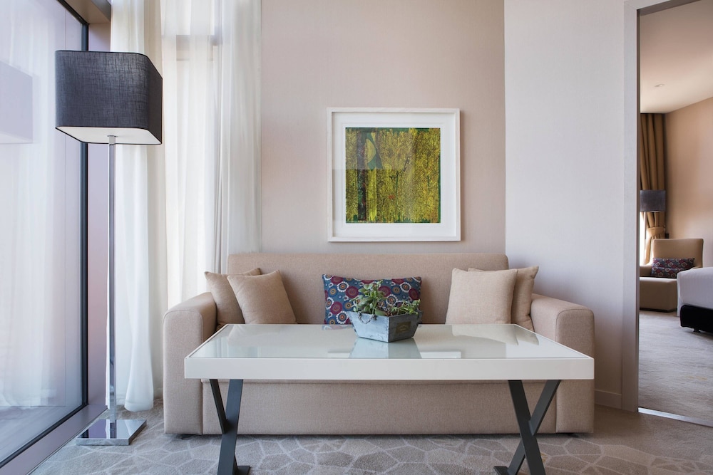 Executive Suite, 1 King Bed with Sofa bed, Corner (Lounge Access) thumbnail 5
