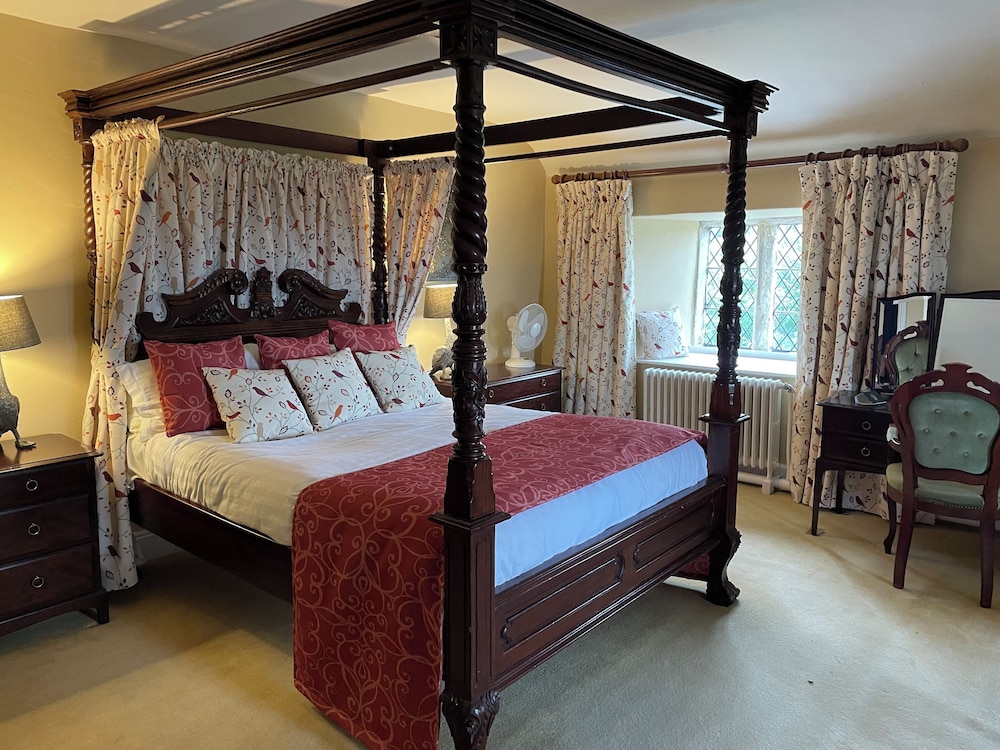Le Meschin King Four Poster photo 1