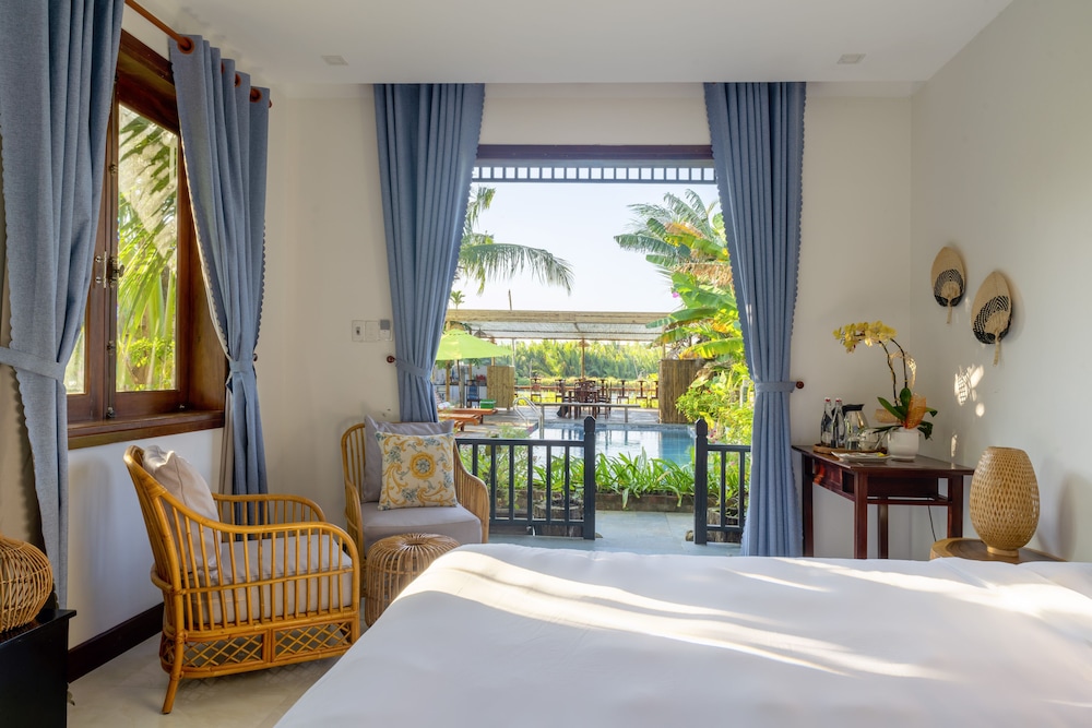 Deluxe Suite, 1 King Bed, Pool View