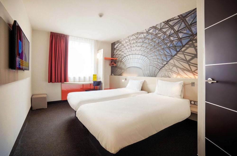 Standard Twin Room - Photo 1