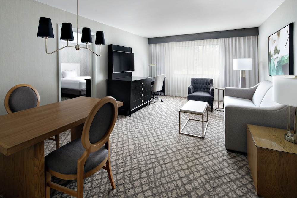 Suite, 1 King Bed (Living Room, Kitchenette) - Photo 6