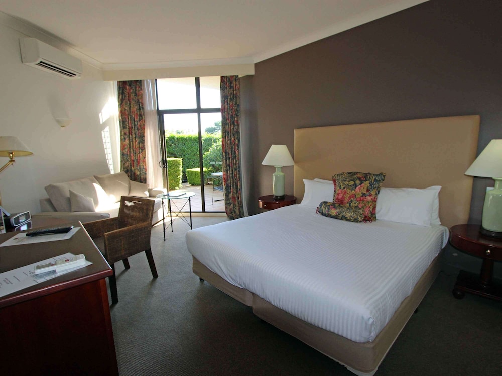 Deluxe Room, 1 King Bed - Photo 5
