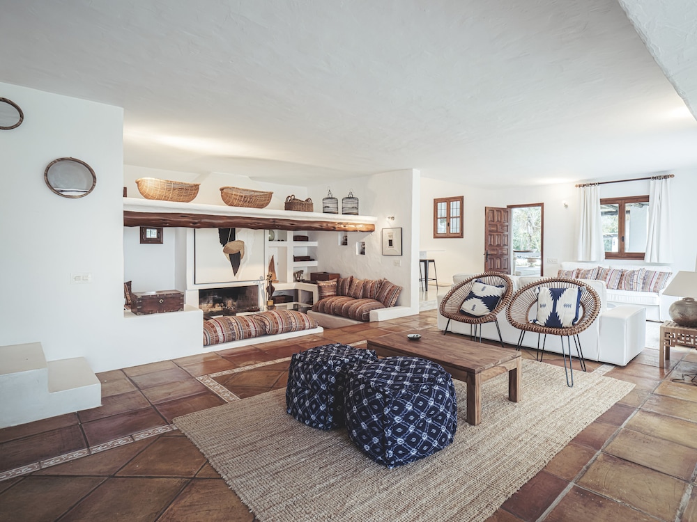 Luxury Villa, 4 Bedrooms photo 3