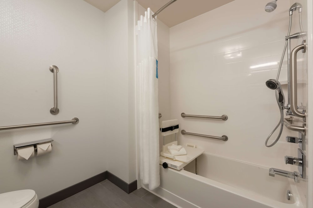 Room, 1 King Bed, Accessible, Bathtub photo 3