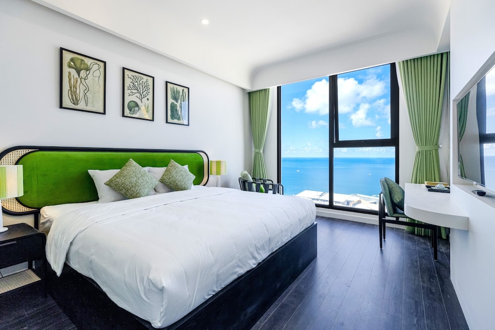 Two-Bedroom Ocean View & Fireworks Premier Suite
