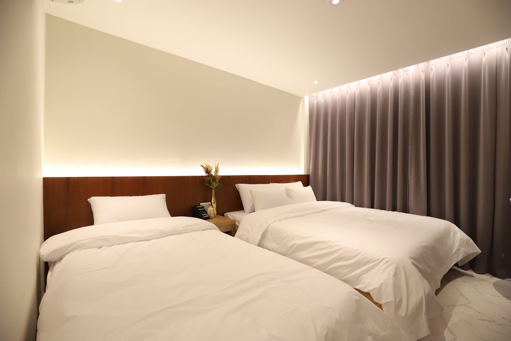 Standard Twin Room - Photo 3