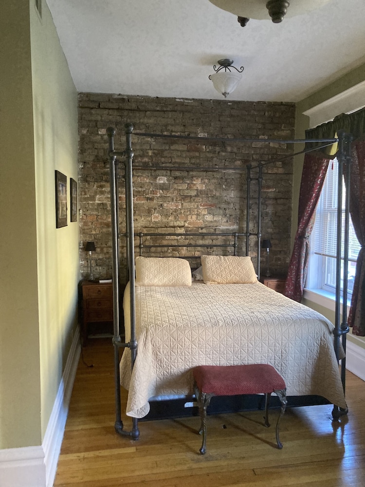 2a - Queen Bed, Private Bath Across The Hall