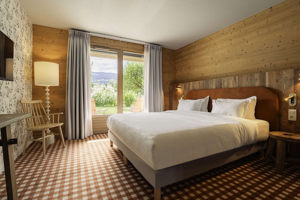 Deluxe Room, 1 King Bed, Non Smoking, Balcony