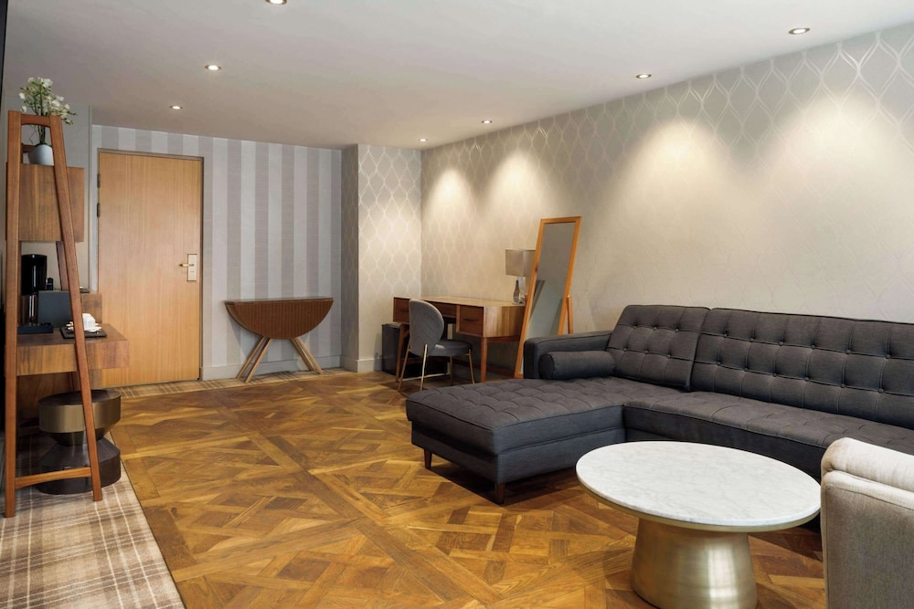 Executive Suite - Photo 8