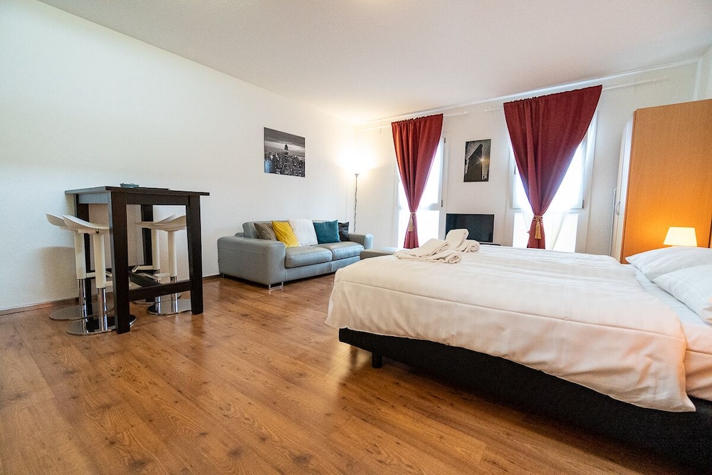 Deluxe Studio, 1 Queen Bed, Non Smoking, City View photo 3