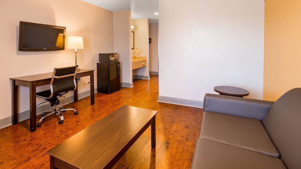 Suite, 2 Queen Beds, Non Smoking, Refrigerator & Microwave - Photo 2