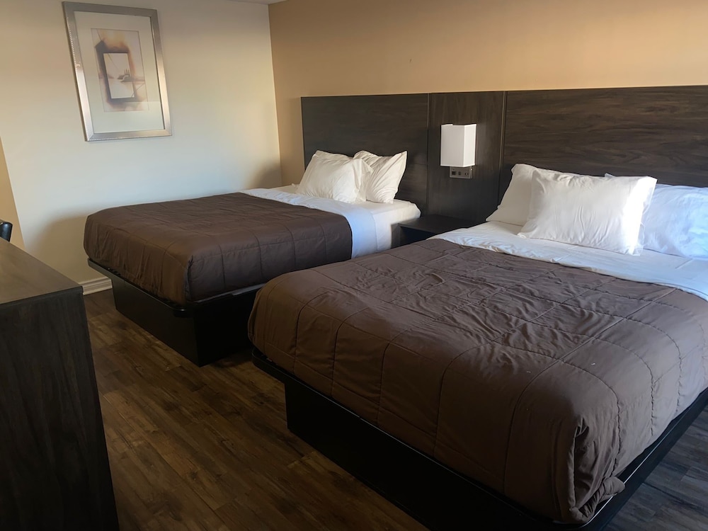 Room, 2 Queen Beds, Smoking - Photo 1
