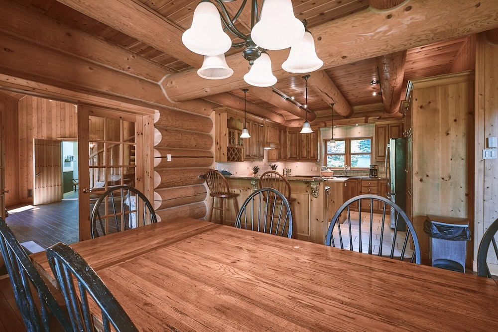 Executive Plus 44 - Majestic log Chalet With hot tub Sauna Heated Pool and Close to Activities, Kuva 24