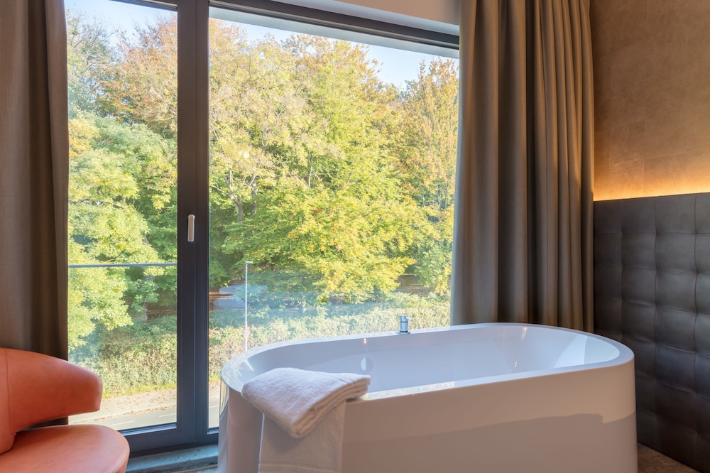 Deluxe Room, 1 Queen Bed, Non Smoking photo 2