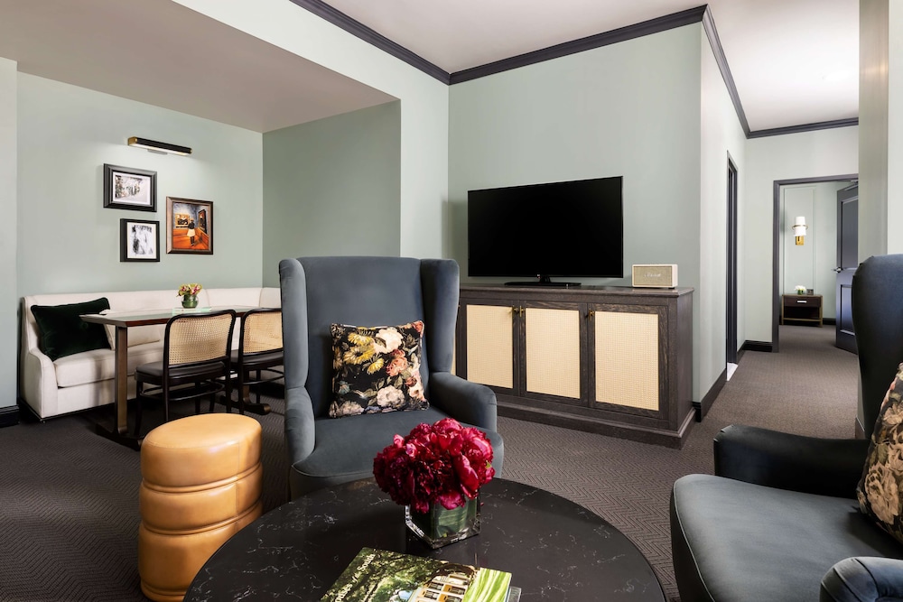 Standard Suite, 1 King Bed, City View (Hearing) - Photo 8