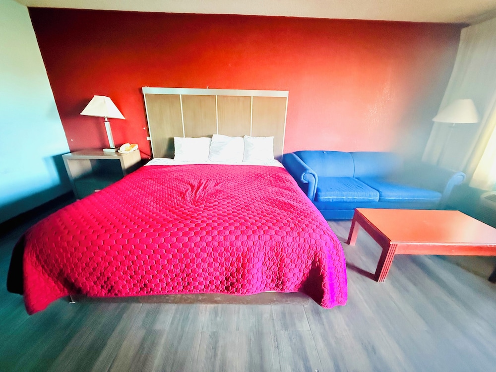 Economy Room, 1 King Bed photo 2