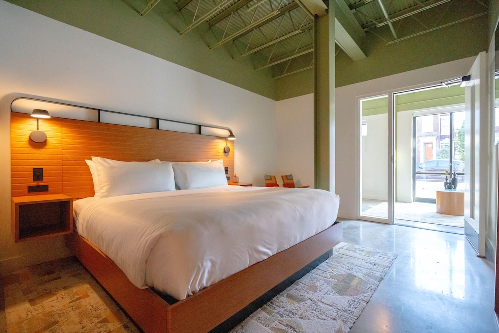 Suite, 1 King Bed - Photo 8