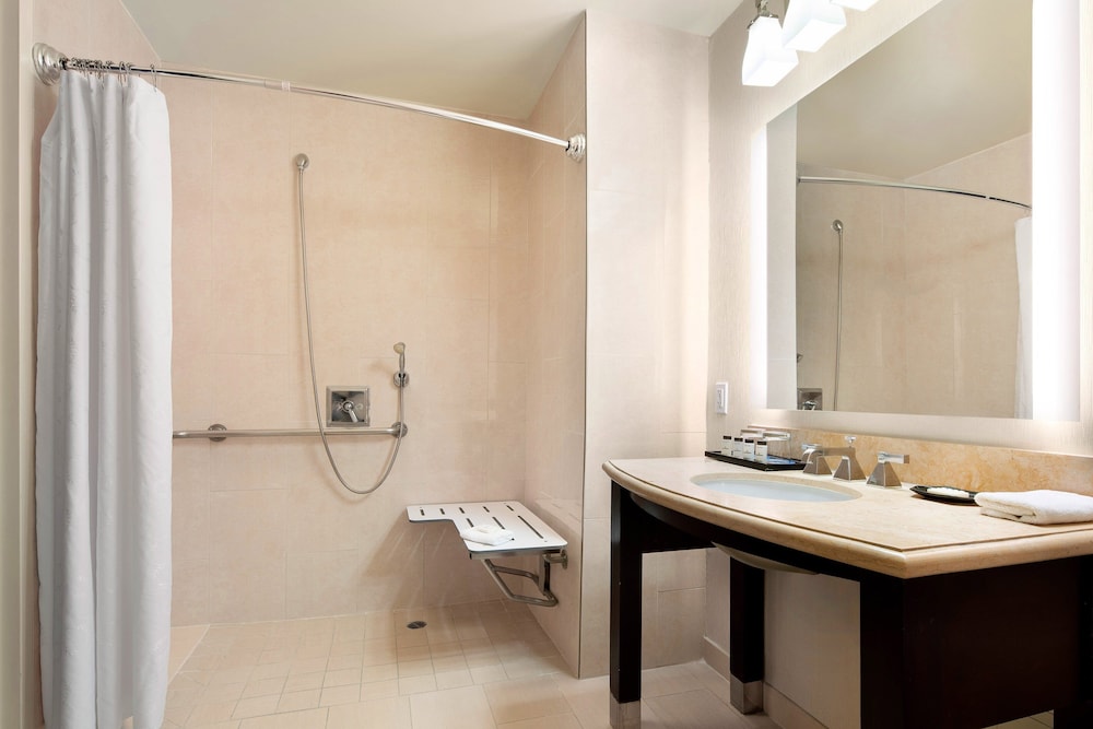 Club Room, 2 Queen Beds (Hearing Accessible) - Photo 5