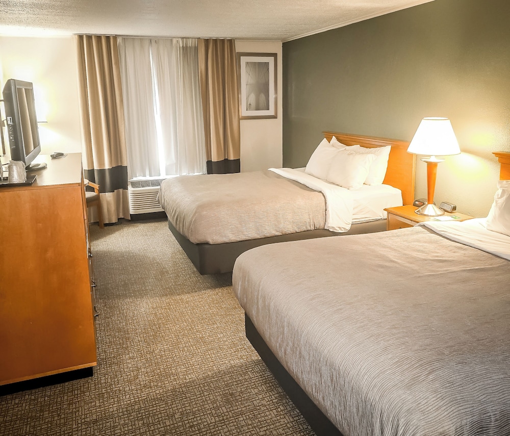 Standard Room, 2 Queen Beds, Non Smoking - Photo 3