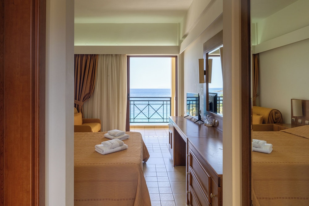 Classic Quadruple Room, 2 Bedrooms, Sea View, Beachfront photo 1