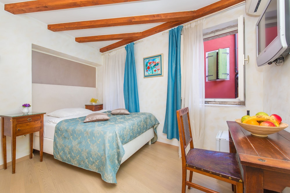 Single Room - Photo 1