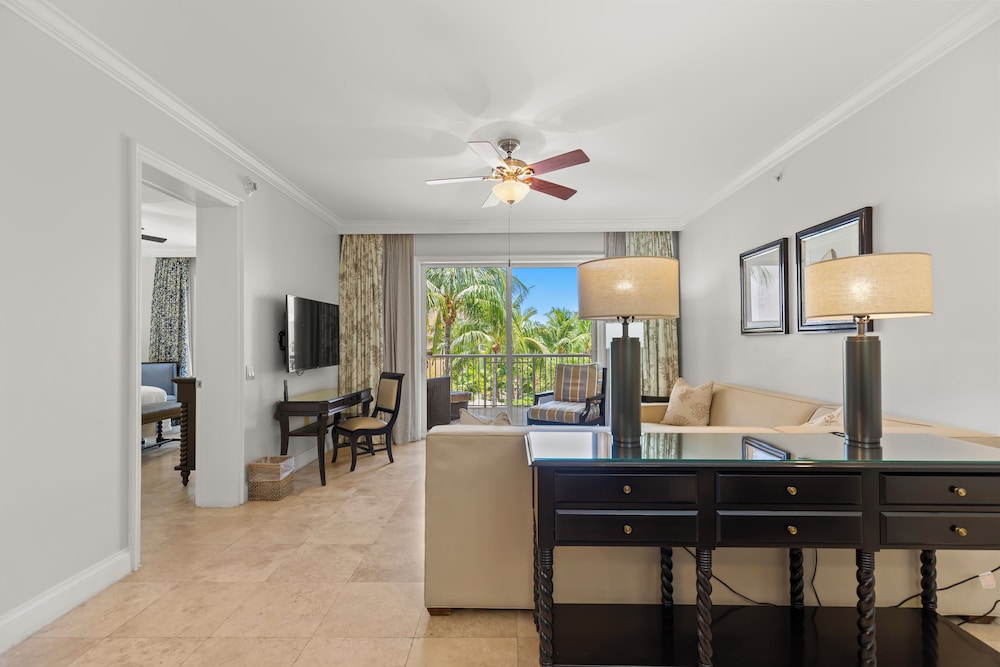 Pool View Suite - Photo 15