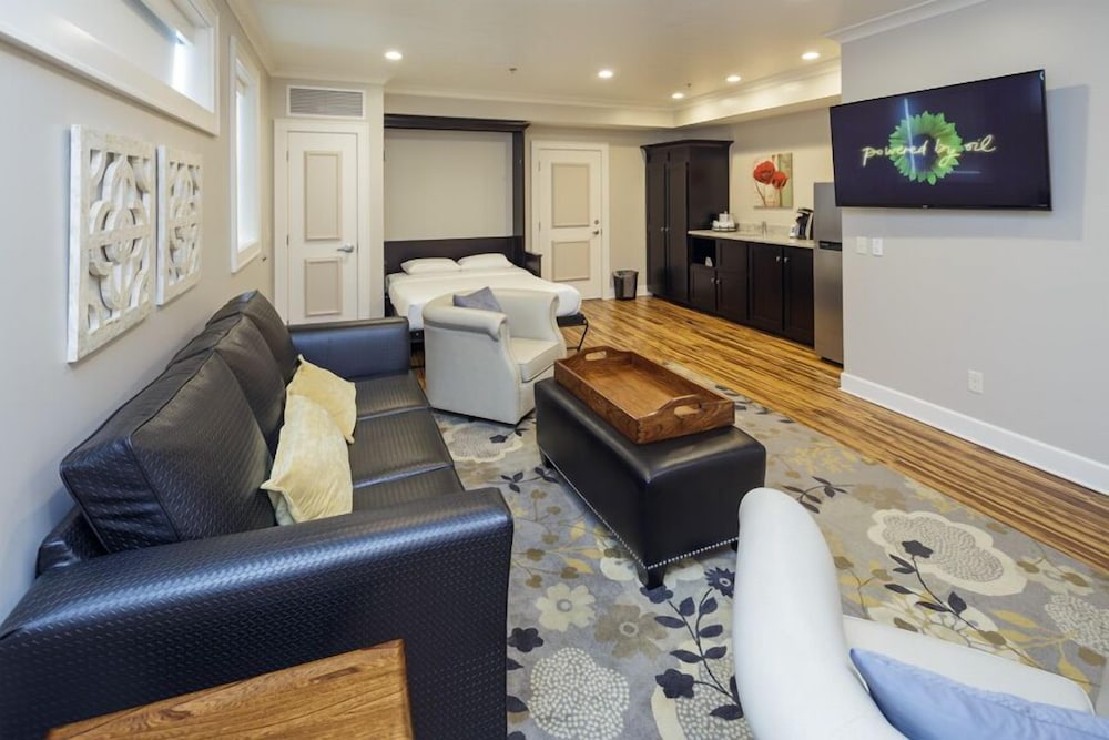2 Room Queen Suite (401)