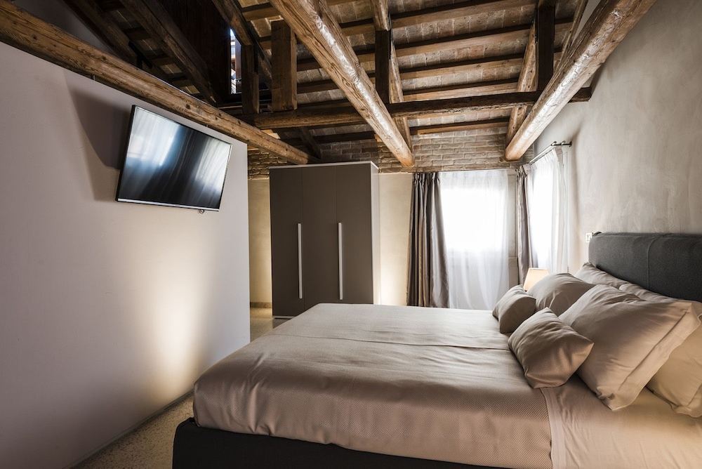 Deluxe Apartment, Canal View photo 3