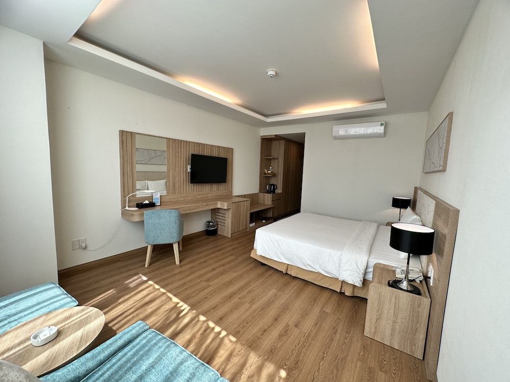 Deluxe Room, 1 King Bed photo 2