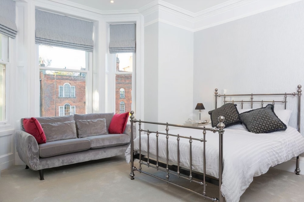 Deluxe Double Room, Ensuite (and Cathedral View) photo 2