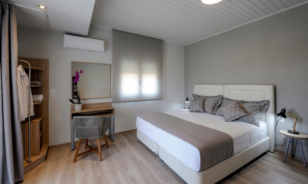 Deluxe Triple Room, Balcony photo 2
