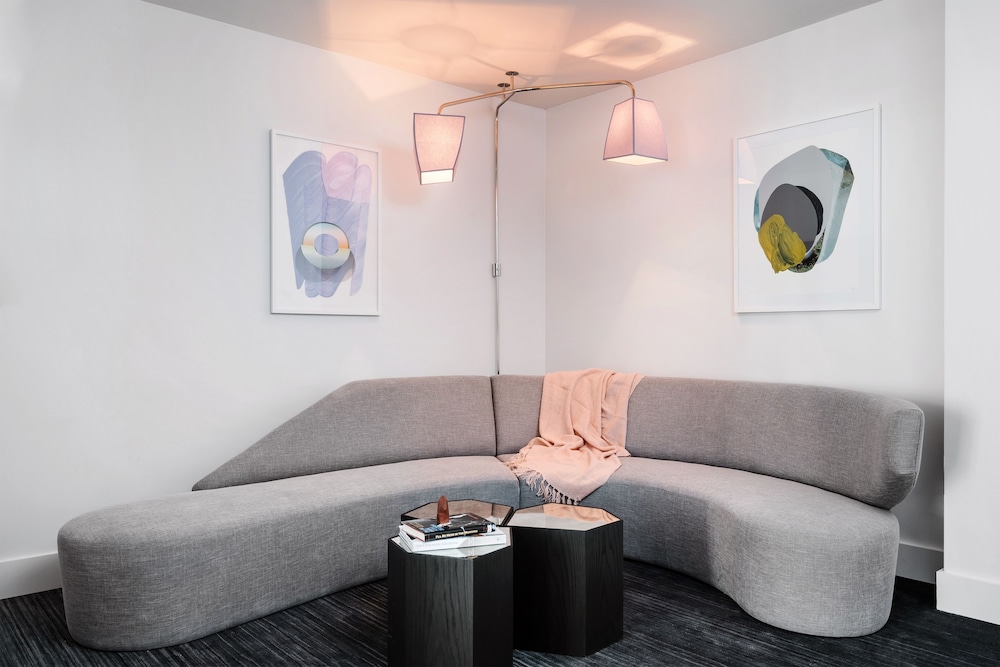 Suite (Ave.)