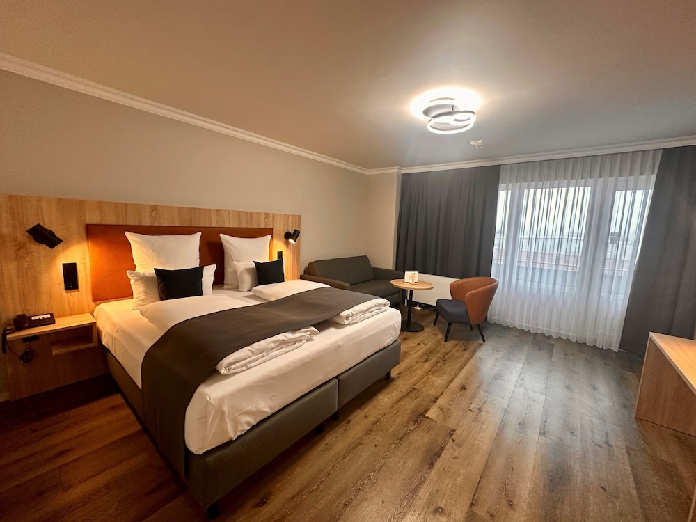 Premium Double Room, 1 King Bed, Non Smoking, Canal View thumbnail 5