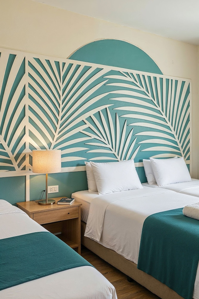 Deluxe Quadruple Room, Pool View photo 2