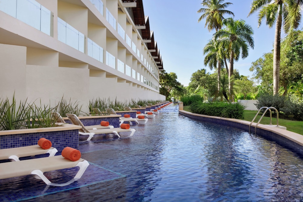 Club Room, 1 King Bed, Garden View (Preferred, Swim-Out) - Photo 4