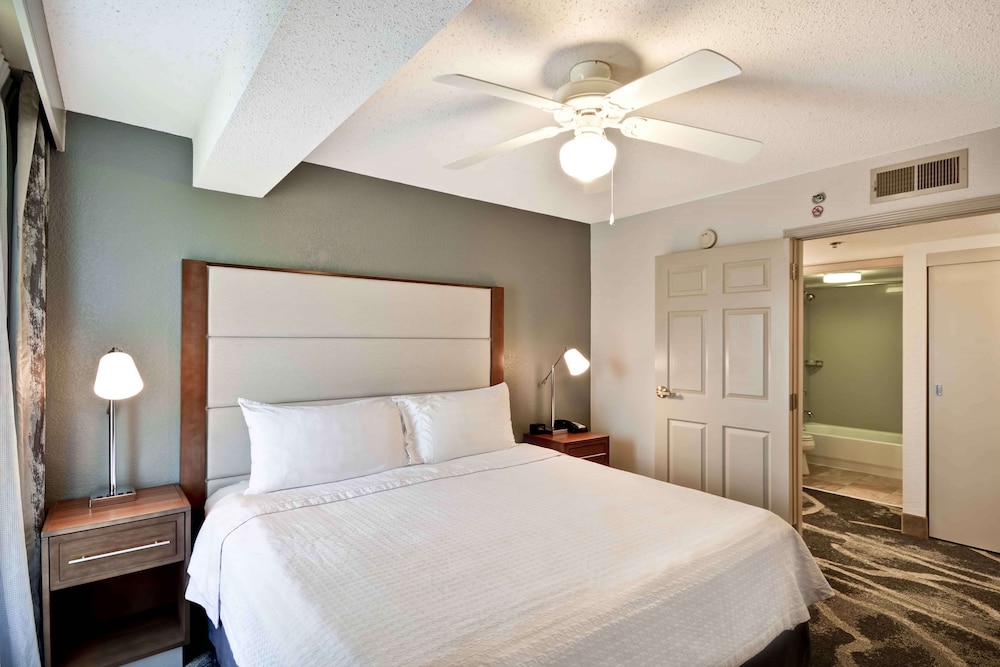 Suite, 1 King Bed with Sofa bed, Accessible (Bathtub) thumbnail 5