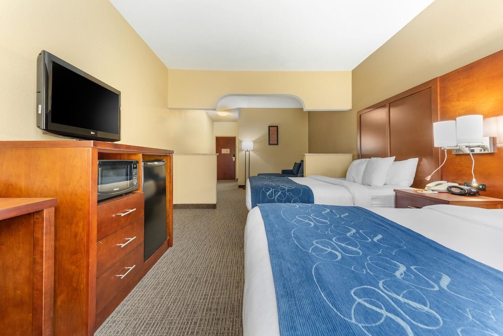 Standard Suite, 2 Queen Beds, Non Smoking - Photo 3