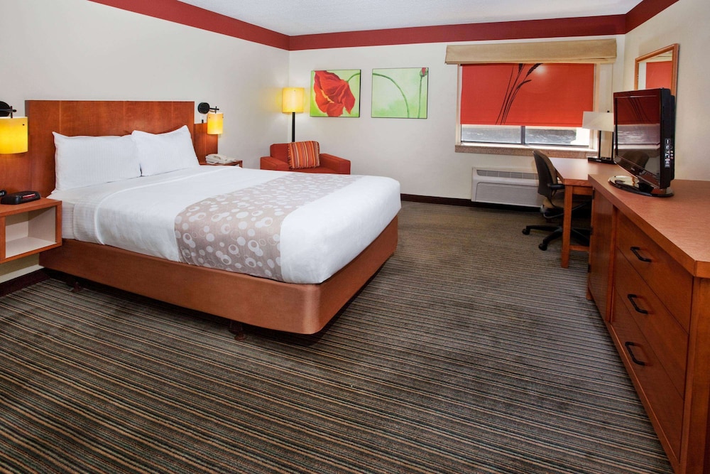 Room, 1 Double Bed, Accessible, Non Smoking (Bathtub W/grab Bars) - Photo 1