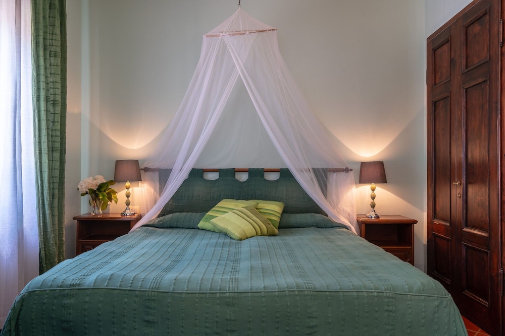 Classic Triple Room, Garden View photo 3