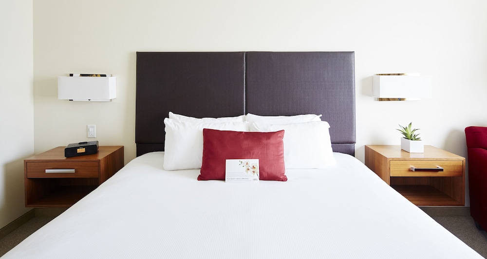 Deluxe Room, 1 King Bed, Accessible, Non Smoking - Photo 1