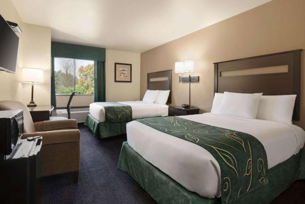 Room, 2 Queen Beds, Non Smoking photo 3