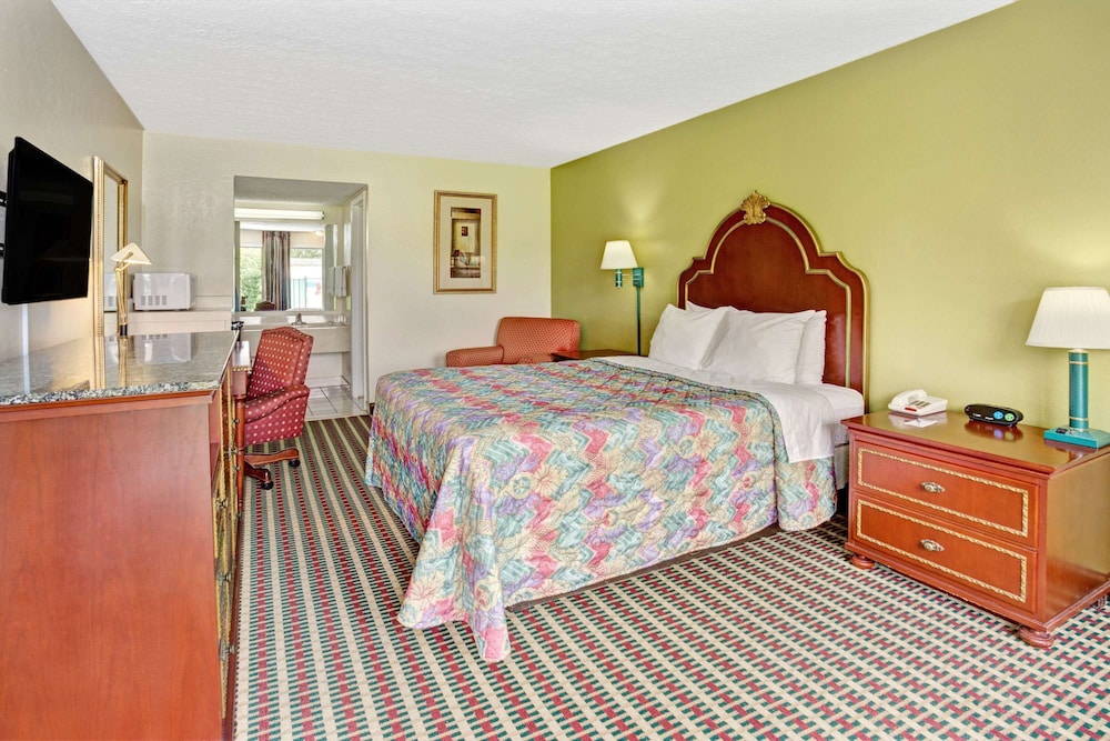 Suite, 1 Queen Bed, Non Smoking, Refrigerator