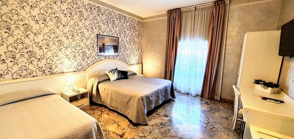 Classic Triple Room, Park View photo 1