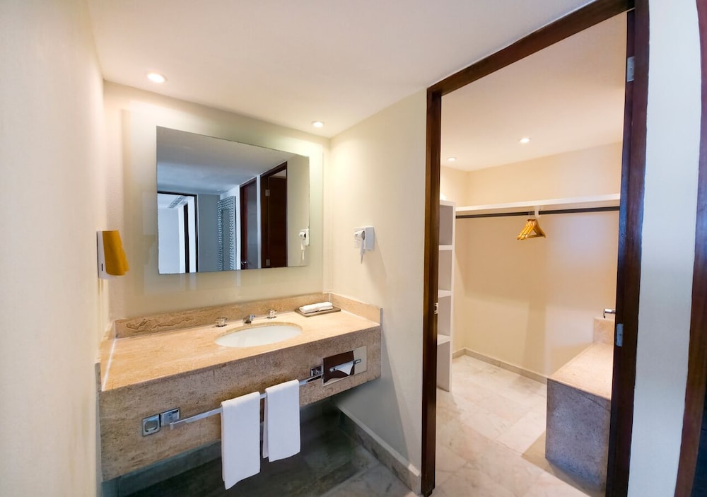 Family Suite with Balcony - Photo 5