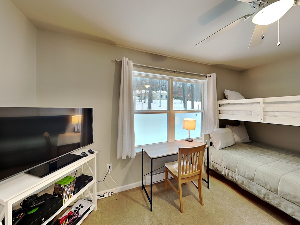 House, Multiple Beds, Hot Tub photo 3